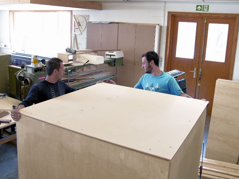 Die großen Holzwürfel für die „Straße der Grundrechte“ wurden in der Werkstatt der Kolping Akademie Kaufbeuren gefertigt. Foto: Marketingagentur Tenambergen Die großen Holzwürfel für die „Straße der Grundrechte“ wurden in der Werkstatt der Kolping Akademie Kaufbeuren gefertigt. Foto: Marketingagentur Tenambergen