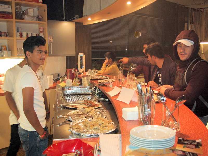 An der Theke des Jugendzentrum Kaufbeuren wurden zum Auftakt des Abends afghanische Leckereien und Kaiserschmarrn angeboten. Bild: Stadtjugendring Kaufbeuren