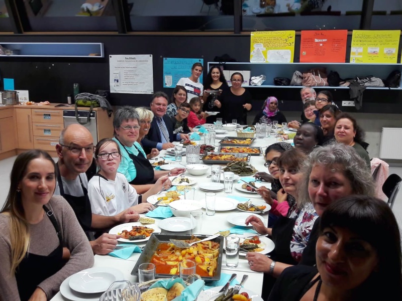 Sichtlich gute Stimmung herrschte beim Verspeisen des Menüs, welches die Teilnehmer am „internationalen Kochen“ gemeinsam zubereitet haben. Zu Gast war auch Stefan Bosse, Oberbürgermeister der Stadt Kaufbeuren. Bild: Gabriele Strodel / Zukunft jetzt