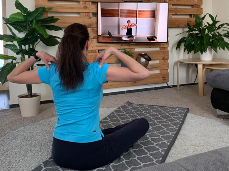 Der Yogakurs kommt per Youtube ins Wohnzimmer. Bild: Gesunde Kommune Kaufbeuren Der Yogakurs kommt per Youtube ins Wohnzimmer. Bild: Gesunde Kommune Kaufbeuren