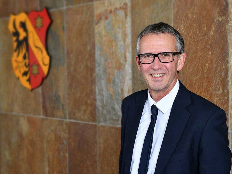 Alfred Riermeier, Leiter des städtischen Referats Jugend und Familie, sieht in der neuen Kaufbeurer Vereinsübersicht eine sinnvolle Unterstützung der täglichen Arbeit von Kaufbeuren-aktiv. Foto: Stadt Kaufbeuren